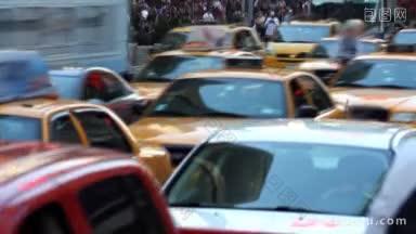 时代广场的交通堵塞和繁忙的人行横道